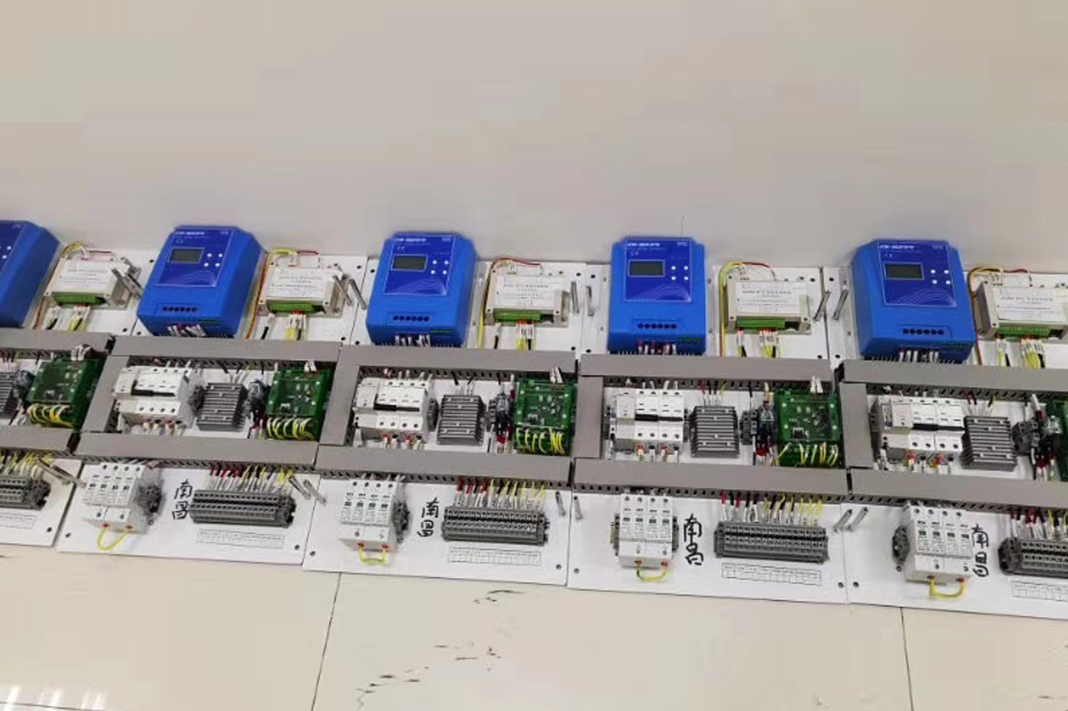 JN-MPPT-A MPPT solar controllers assembly demo